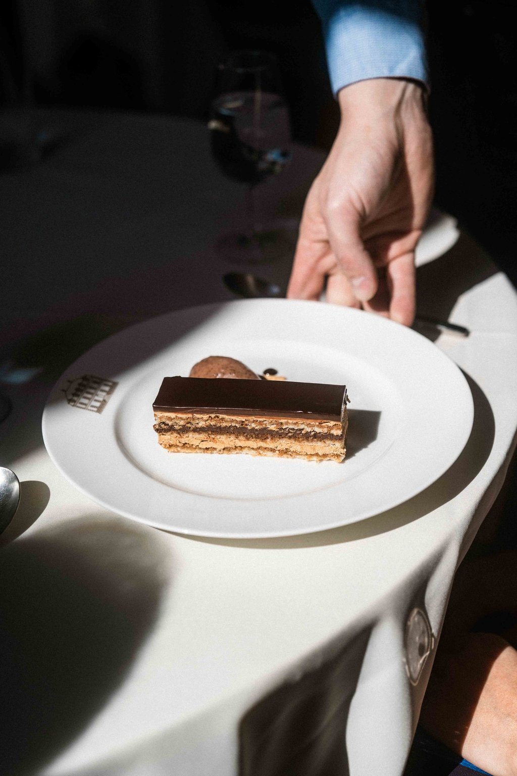 Service d'un désert au restaurant le bistrot du château