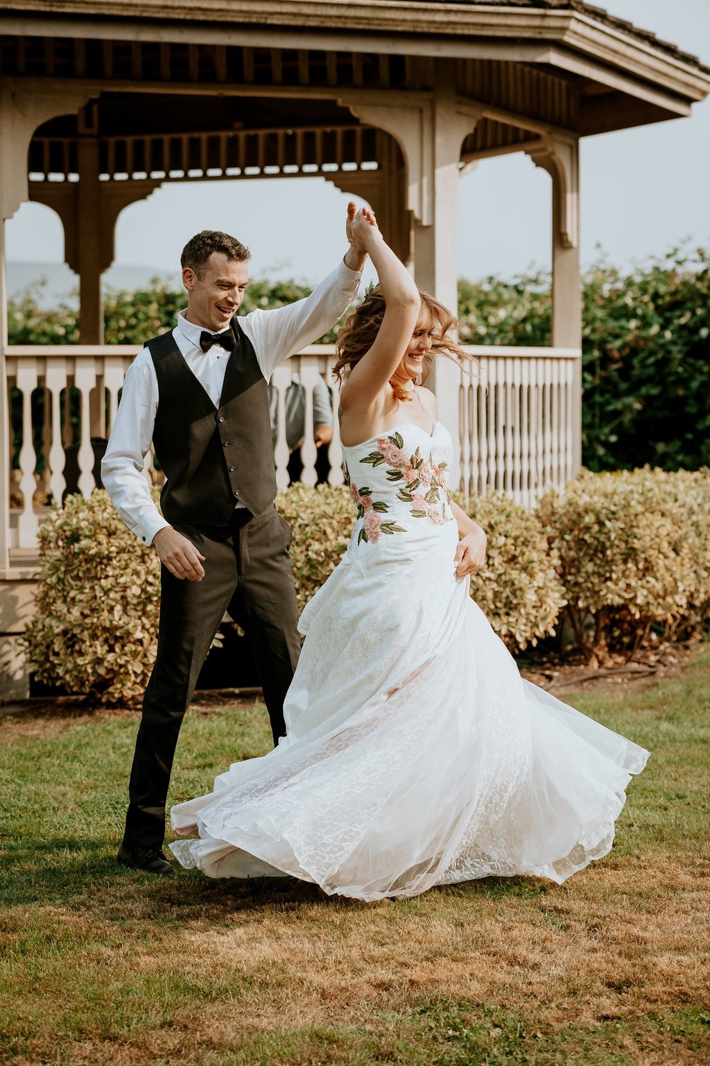 kirkland house wedding photoshoot dancing