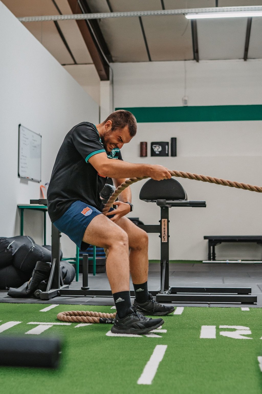 Jeune homme faisant de l'hyrox dans une salle de sport à Pau