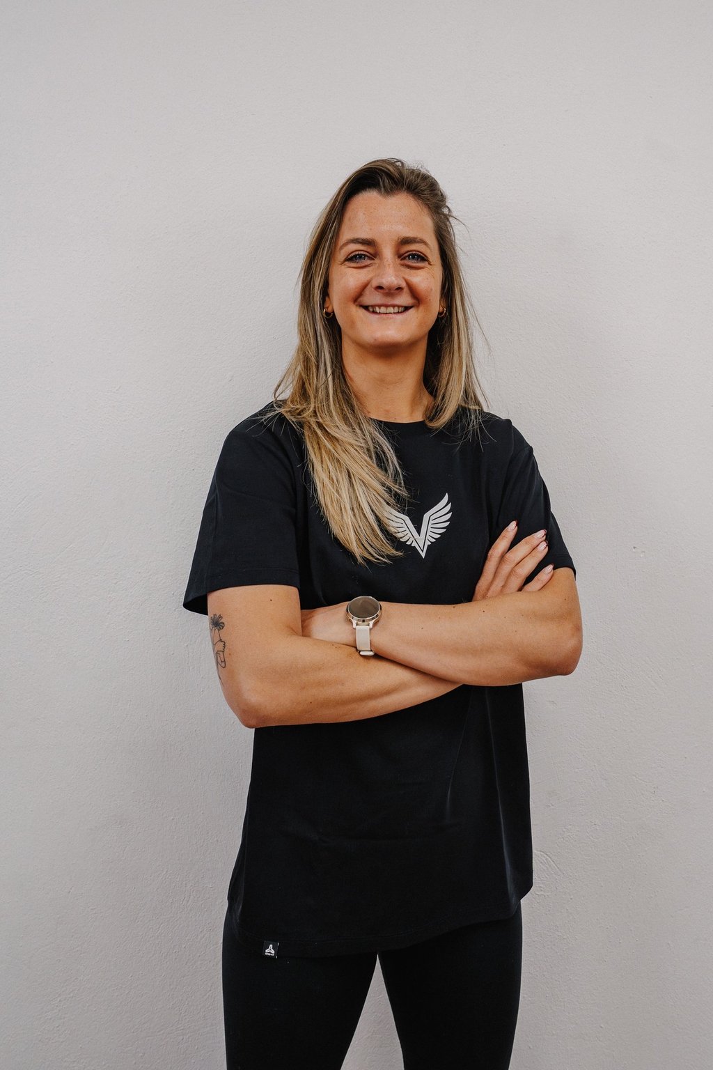 Coach de Crossfit, Hyrox, Pilates sur Pau, jeune femme de 30 ans, souriante et à l'écoute