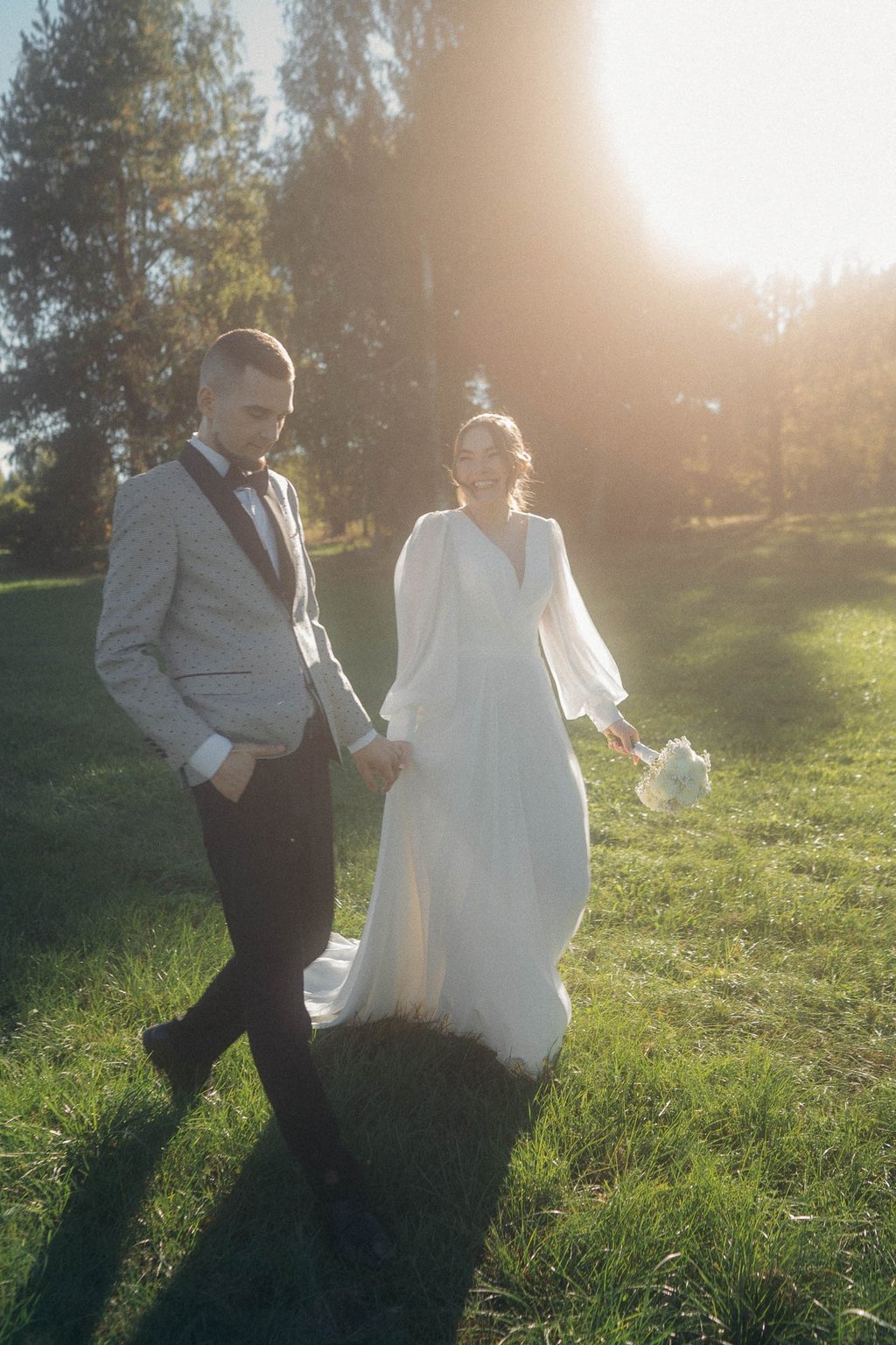 jaunavedziai gamtoje sauleta diena vestuviu fotografija