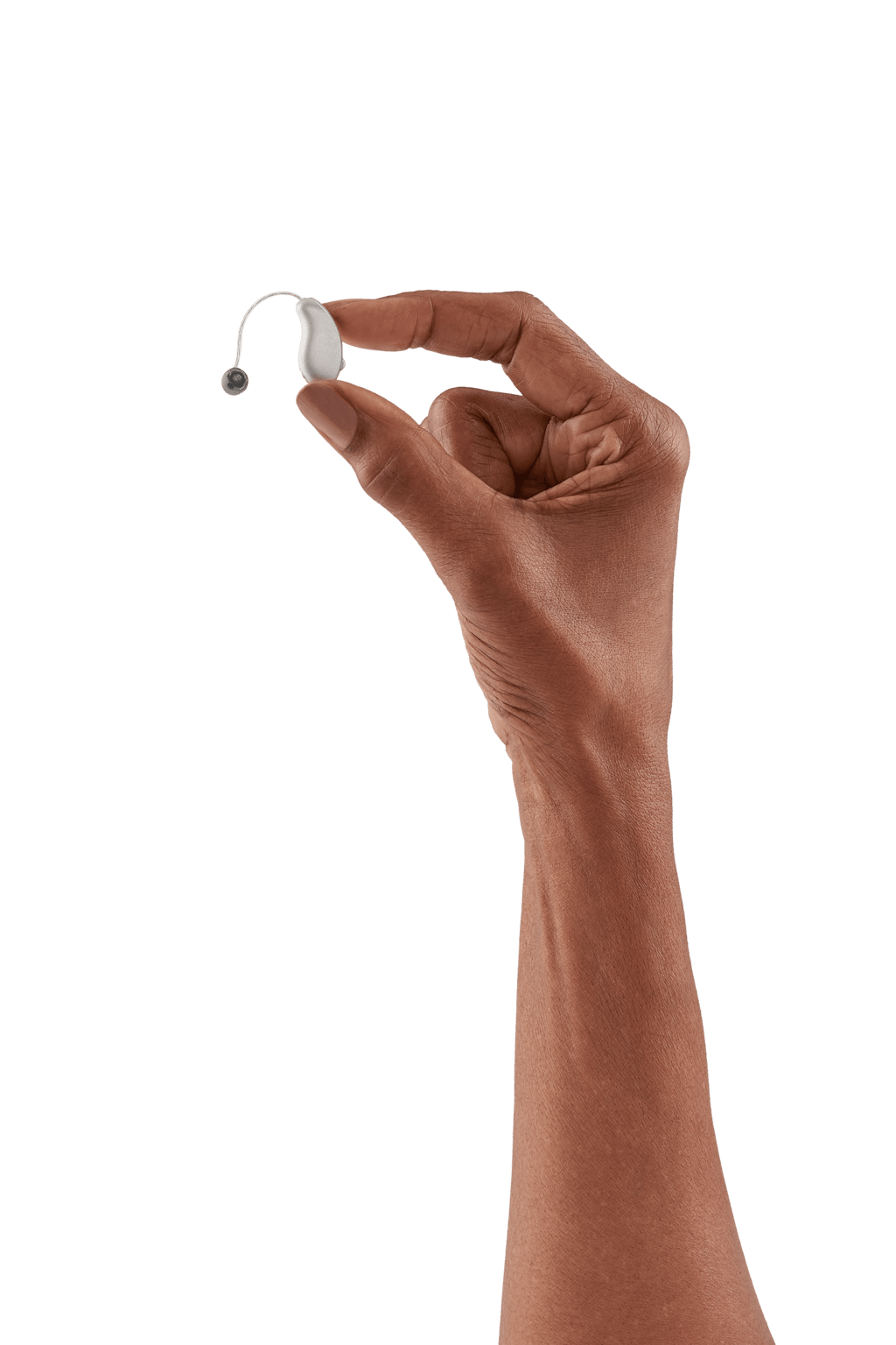 Pessoa segurando uma aparelho auditivo discreto na mão