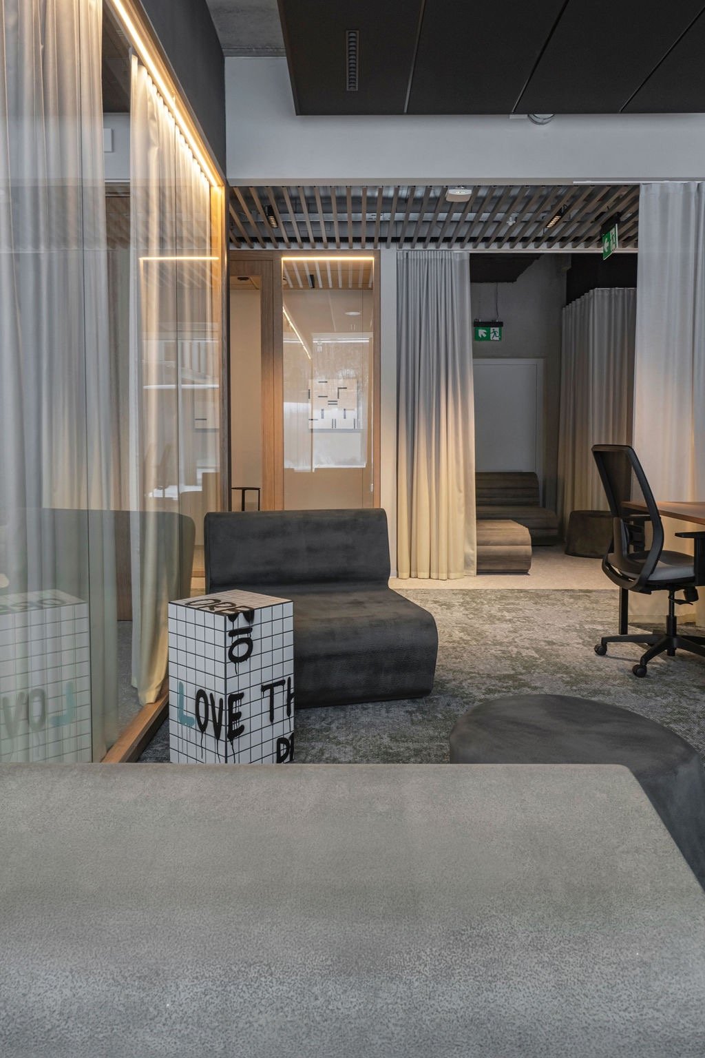 Akustikos gerinimas akustinėmis užuolaidomis biure