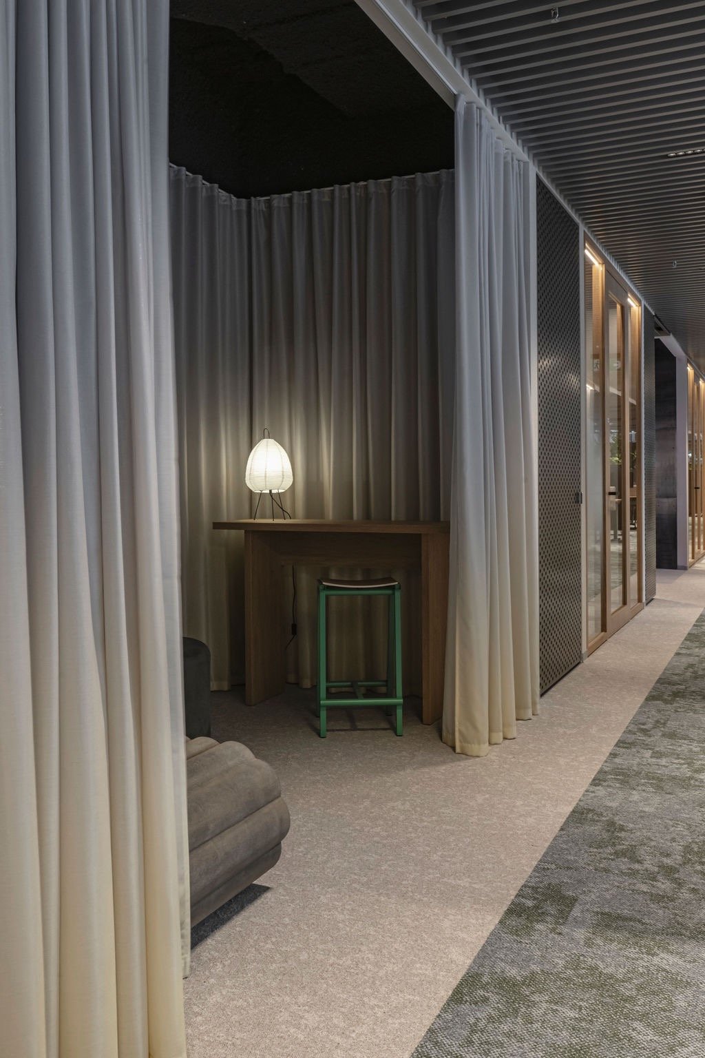 Garso sugertos su dieninėmis akustinėmis užuolaidomis alphaw0,5