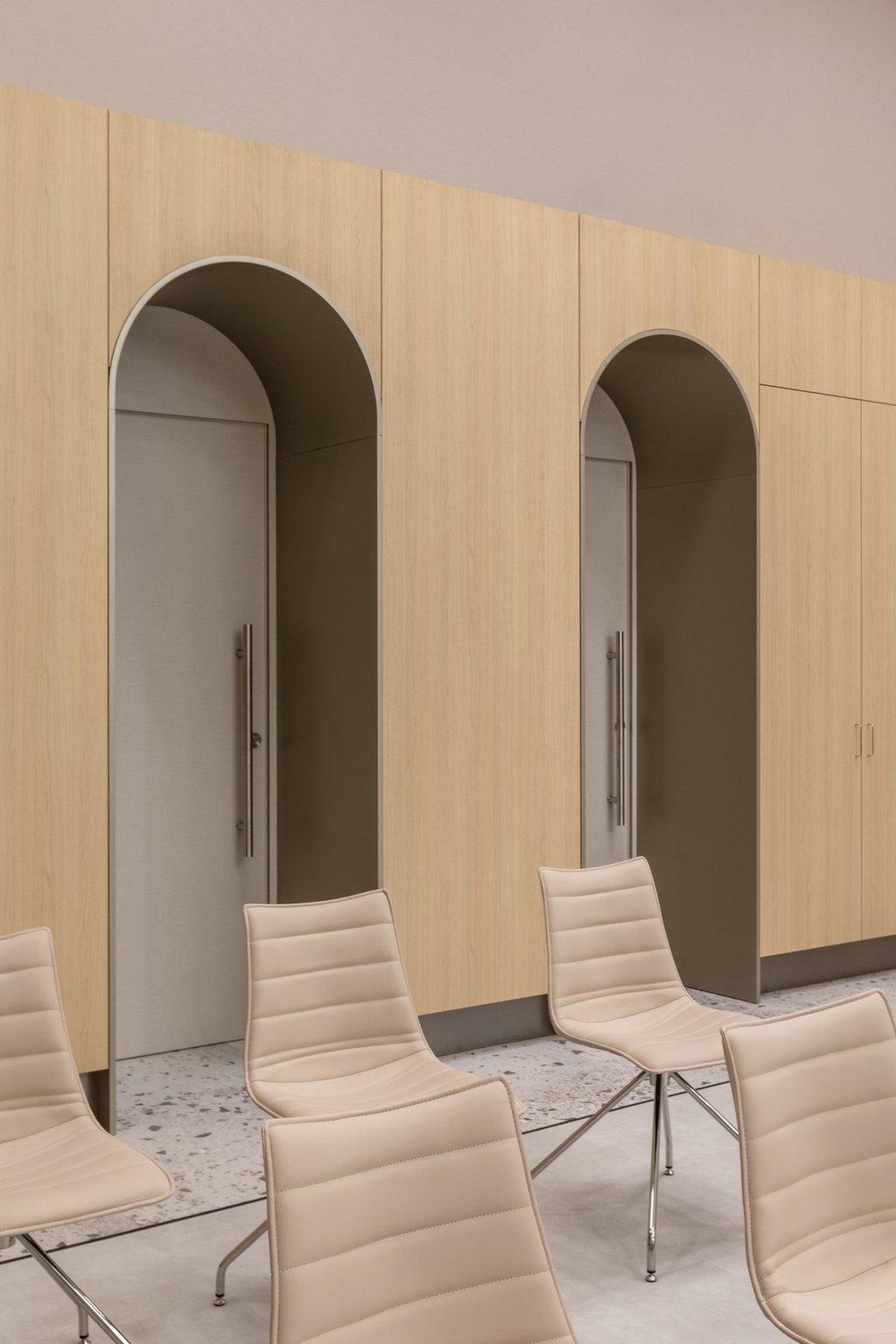 Durys apklijuotos viniline sienų danga