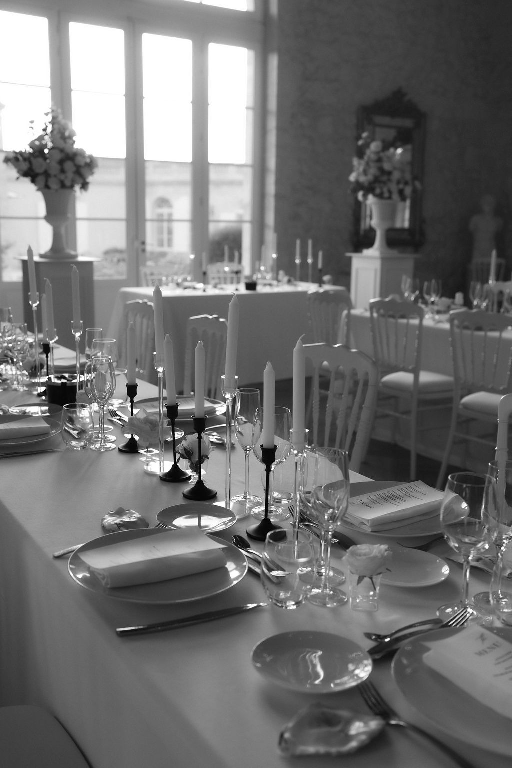 Art de la table en noir et blanc, mariage au Château Gassies, raffiné et sur-mesure