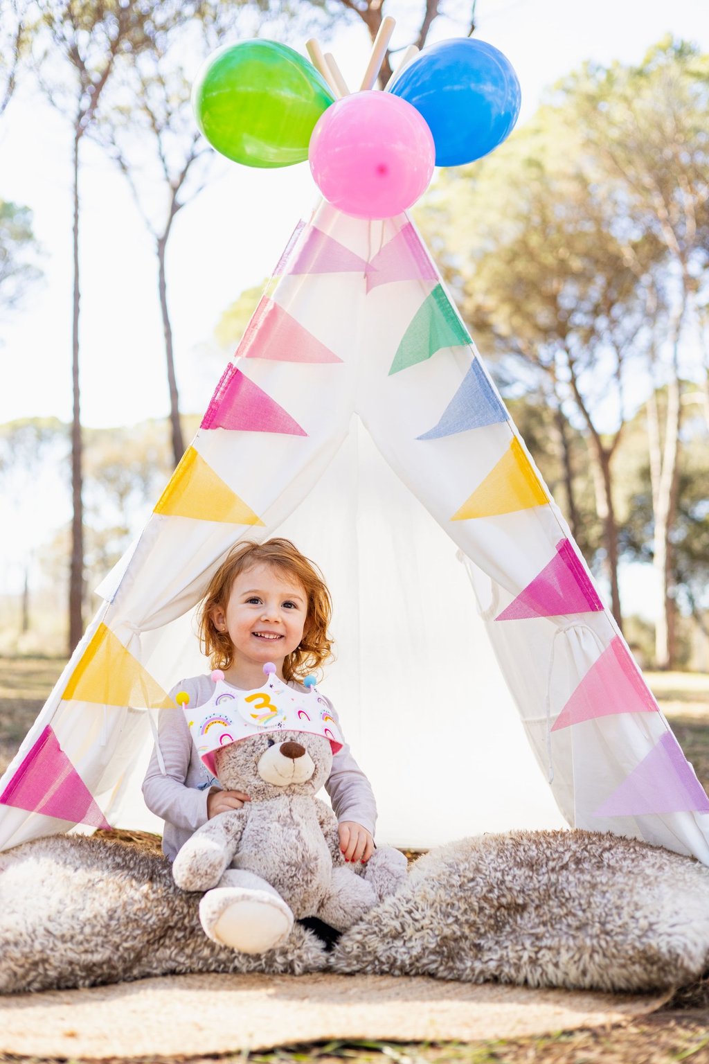 Nena de 3 anys celebrant el seu aniversari en una sessió de fotos amb decorat personalitzat exterior