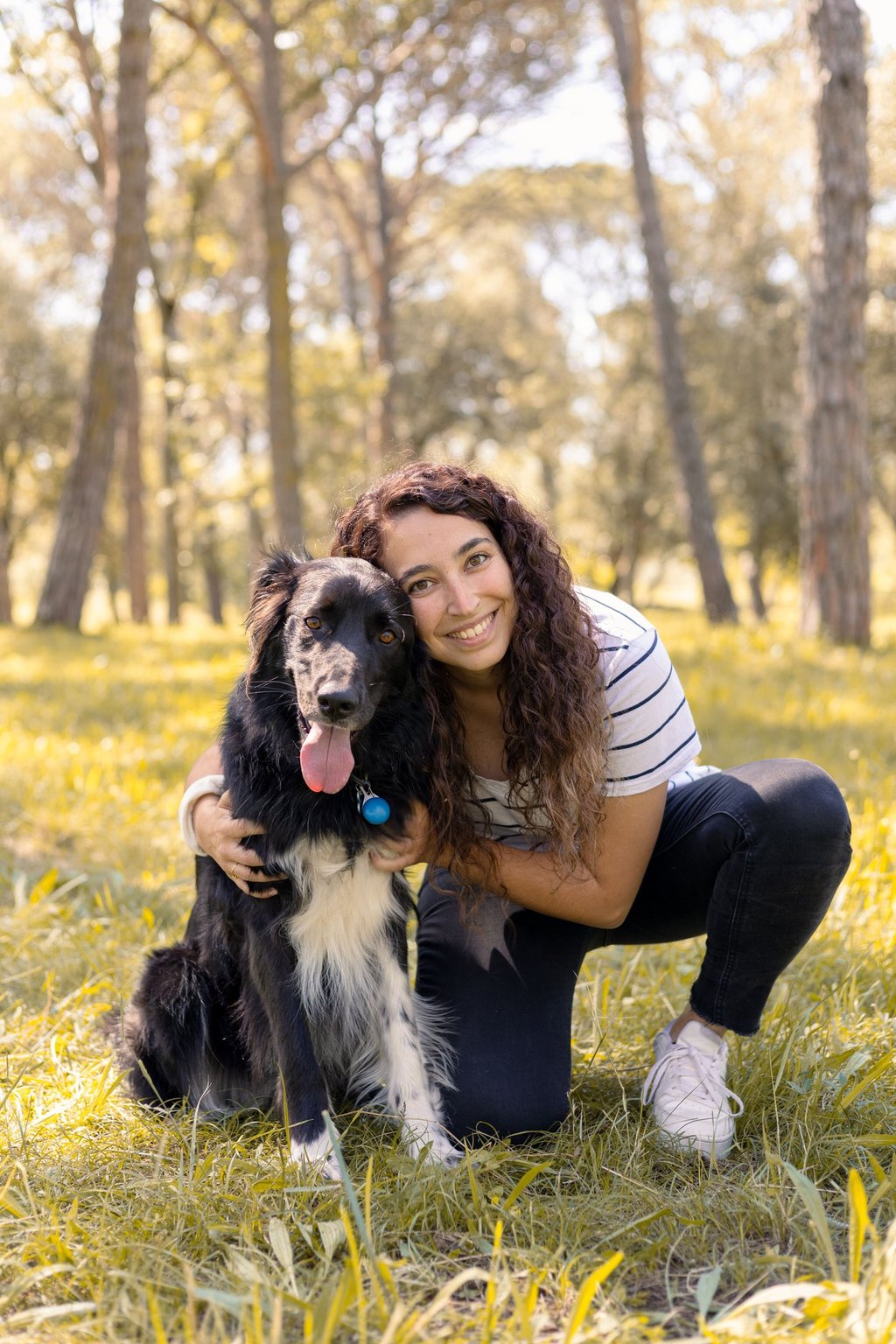 Sessió de fotos de mascotes a Girona amb un gos i una dona en un entorn natural exterior