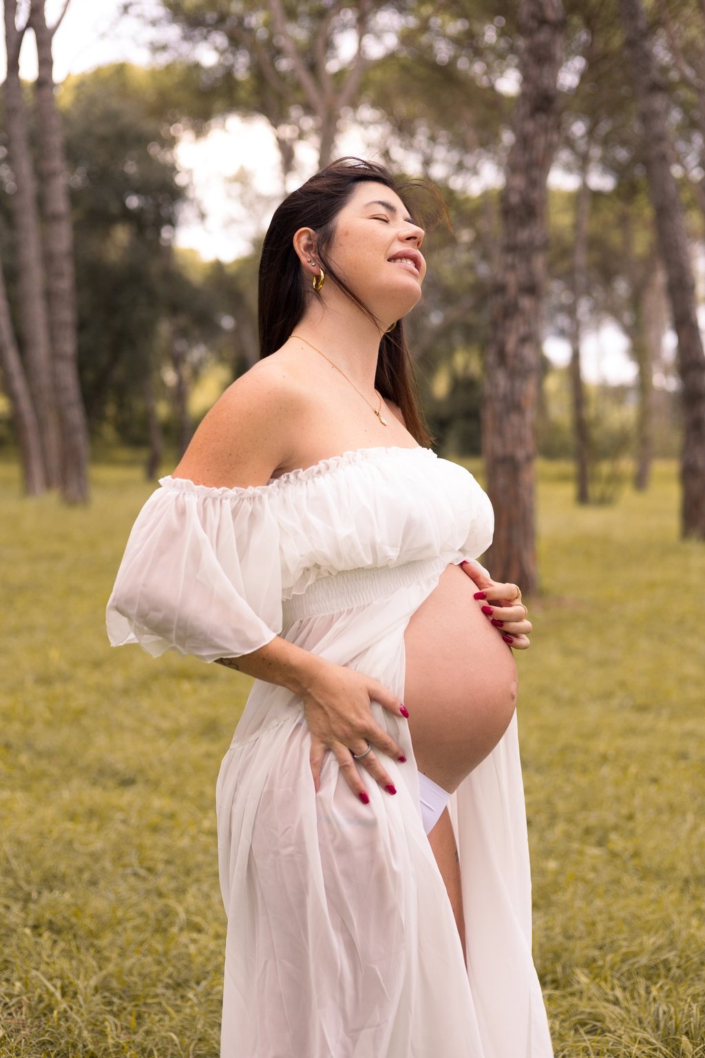 Sessió de fotos d'embaràs a Girona amb una dona embarassada en un entorn natural exterior