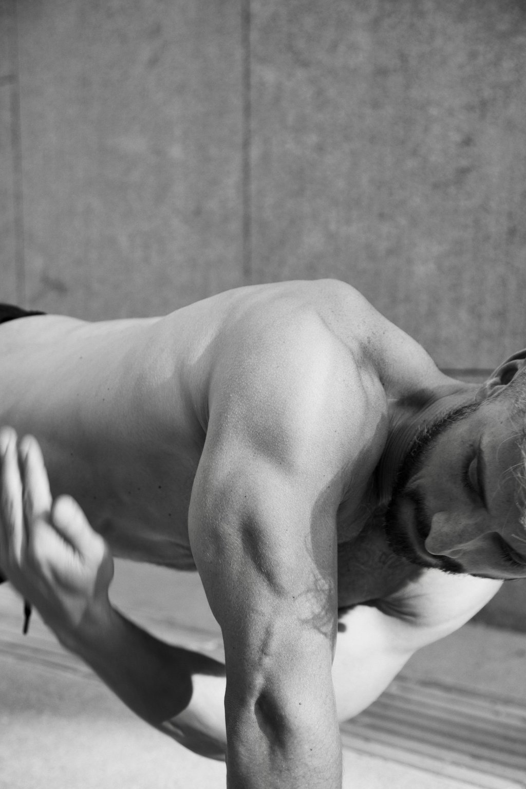 a man in a black and white photo doing rotational plank