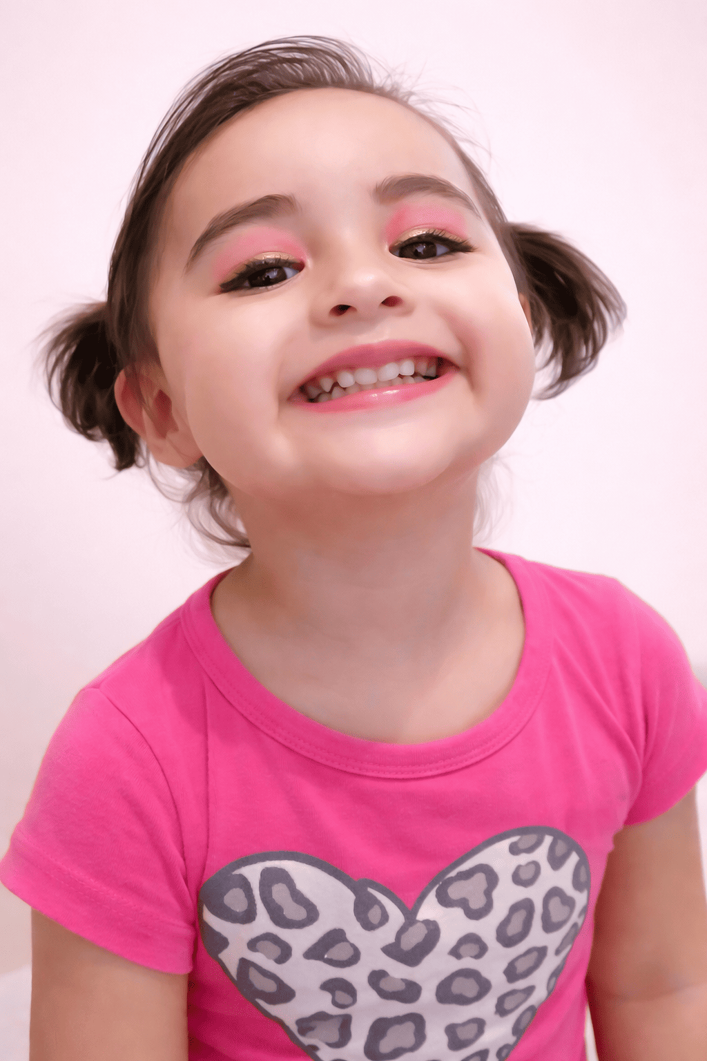 Niña sonriente con maquillaje delicado que representa la belleza auténtica de SAM.