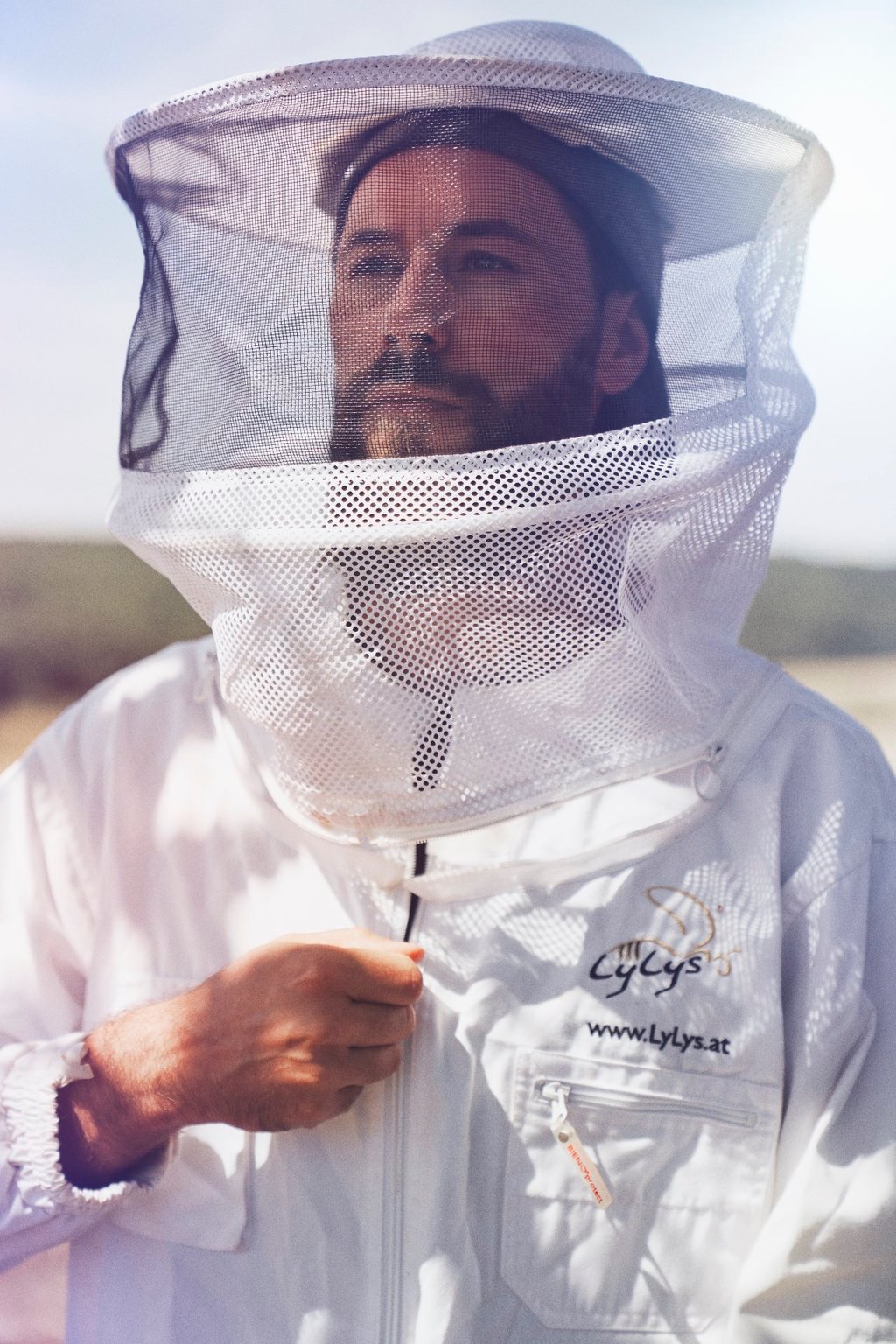 Imker Simon Tötschinger im Imkeranzug