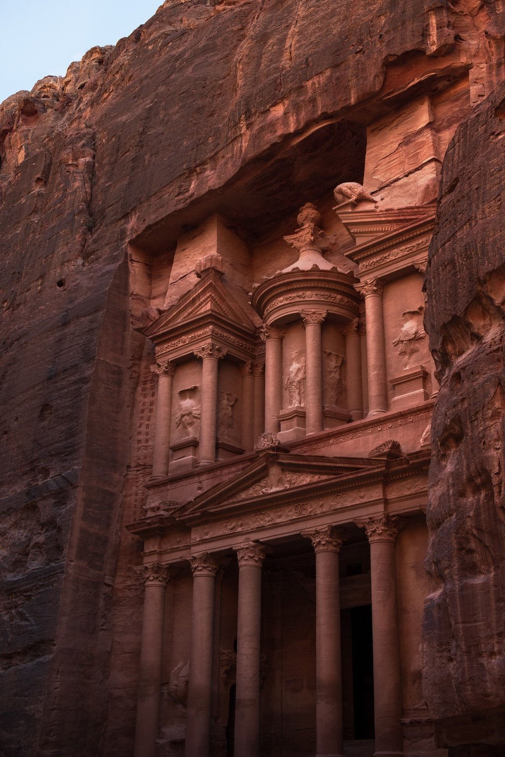 Facciata del Tesoro nel sito archeologico di Petra in Giordania