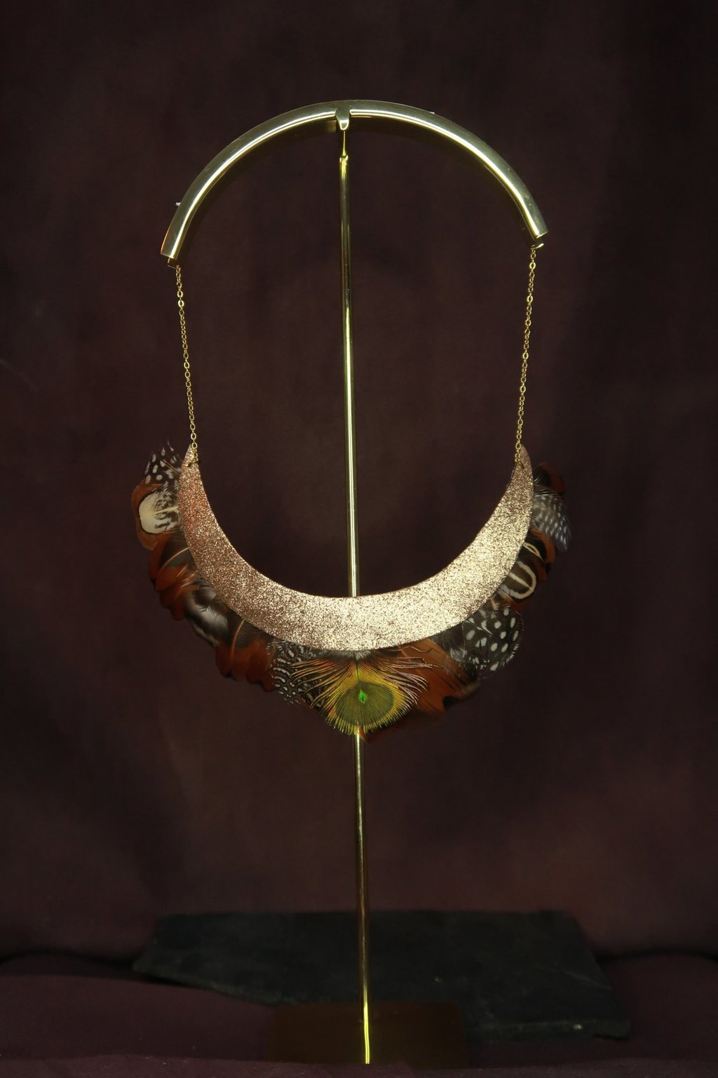 Collier en cuir pailleté doré et plumes de faisan, paon et pintade, avec chaîne en acier inoxydable