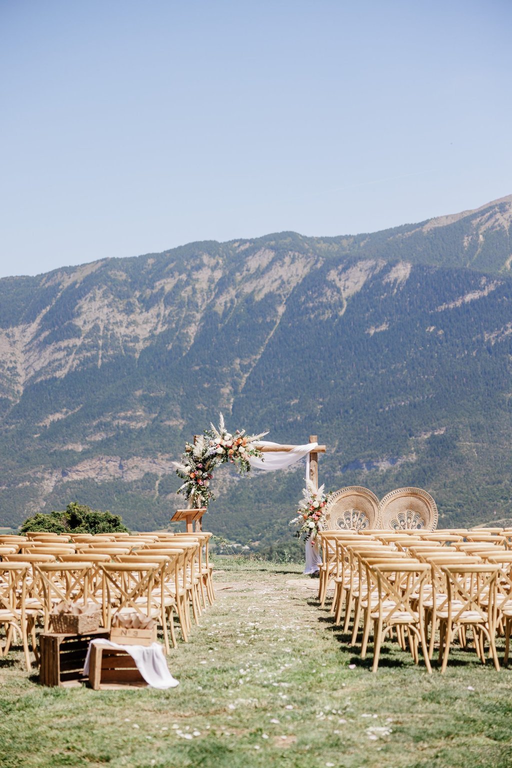cérémonie laïque de mariage organisée par l'agence évènementielle B free Events dans les Alpes