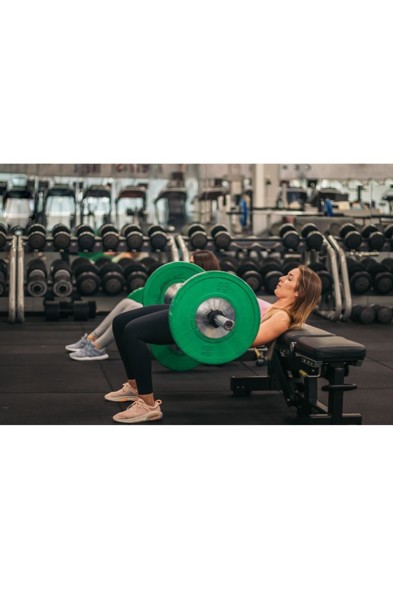 Donne in palestra che si allenano facendo hip thrust