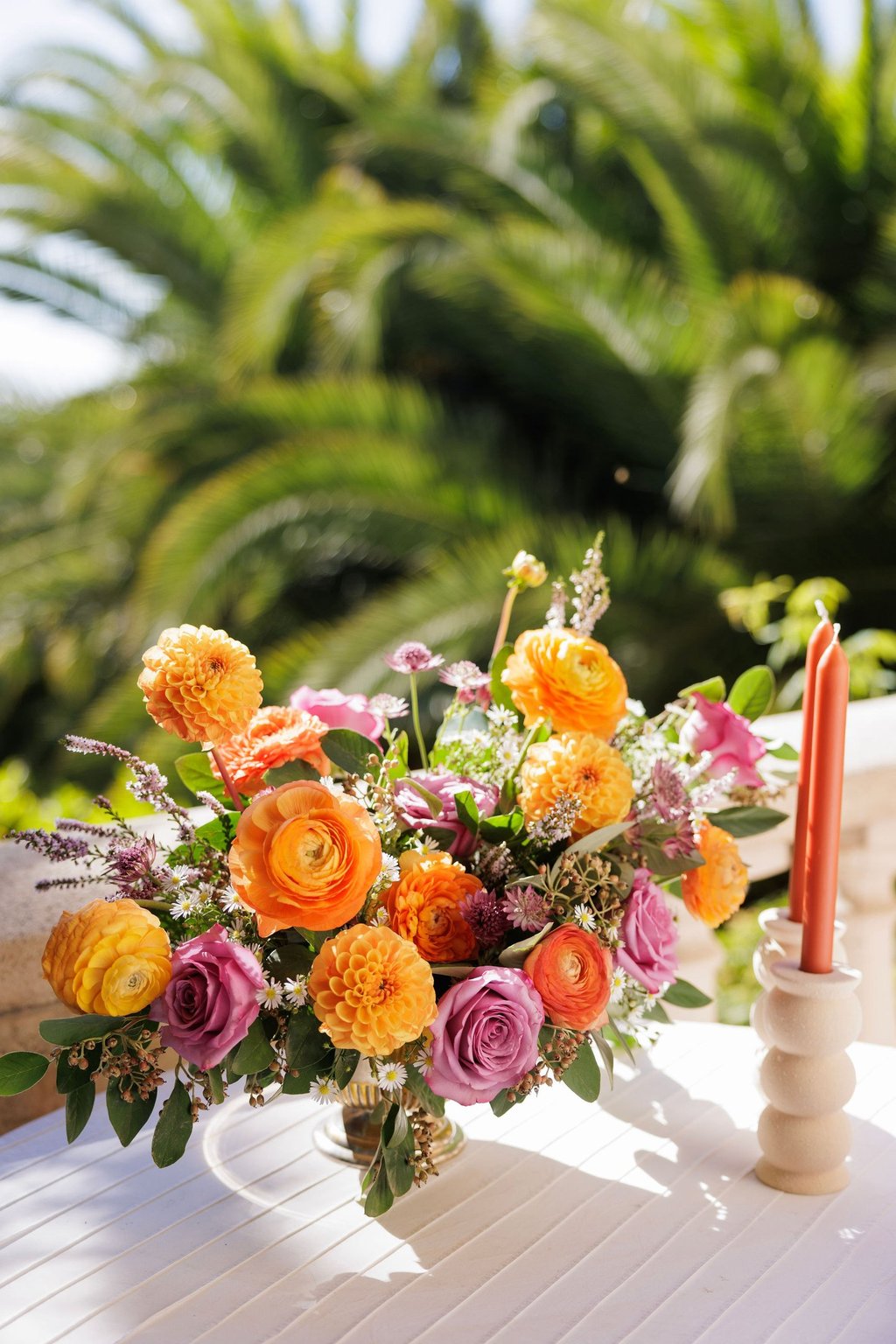 composition florale estivale couleurs orangées et roses