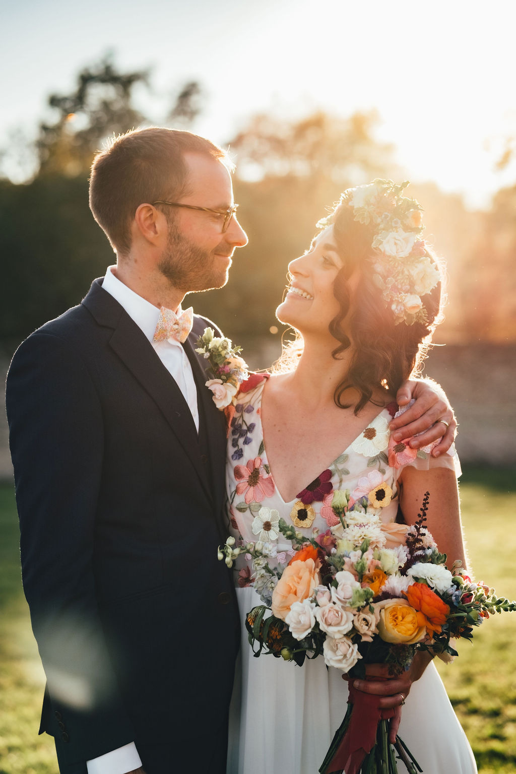 couple de mariés souriant
