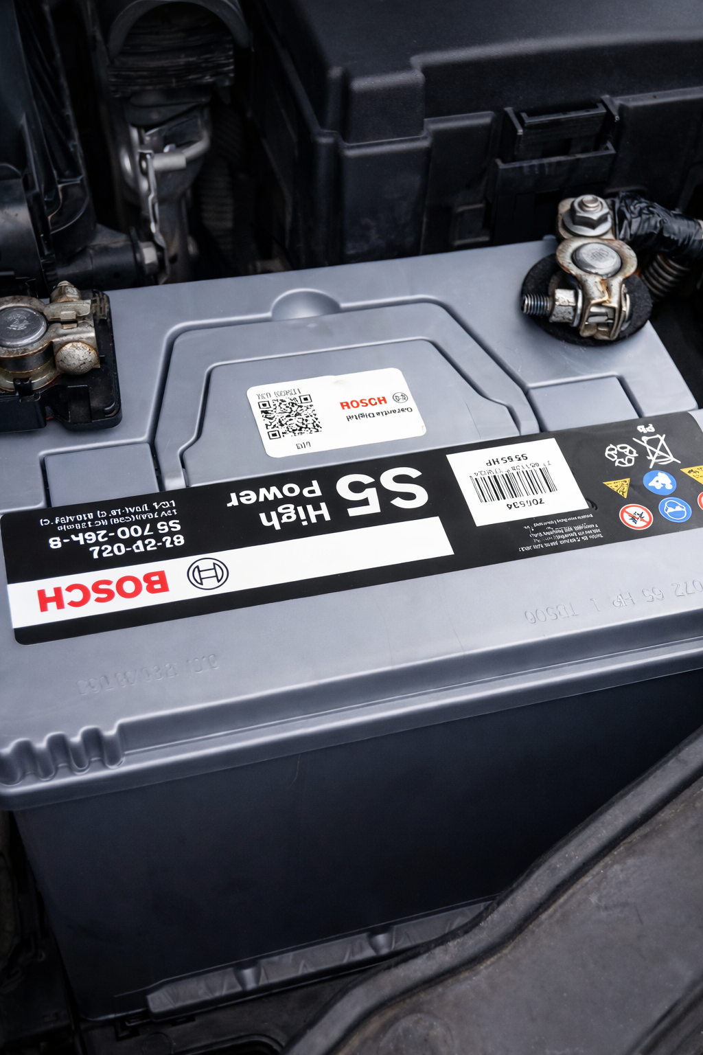 Instalación de batería Bosch S5 para un arranque seguro y rendimiento confiable del vehículo.