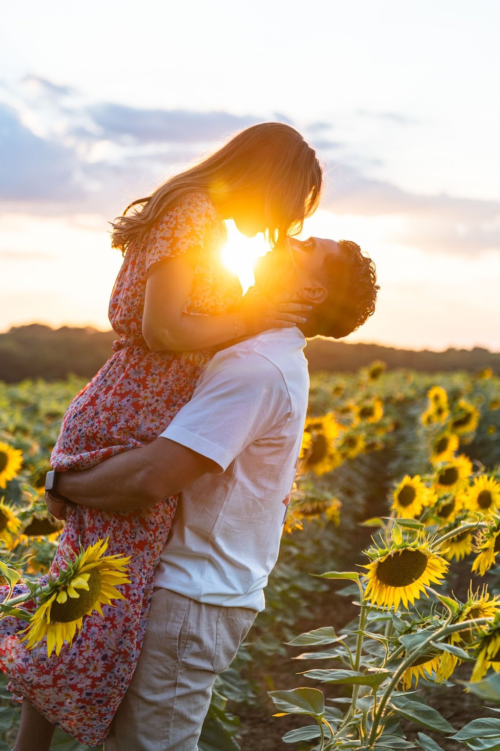 Séance photo couple dans un champs de tournesol au coucher du soleil (golden hour) à Toulouse
