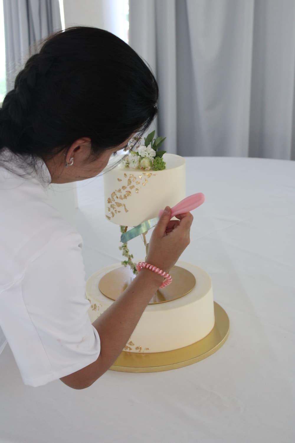 Trabajo artesanal en tartas personalizadas, cuidando cada acabado a mano