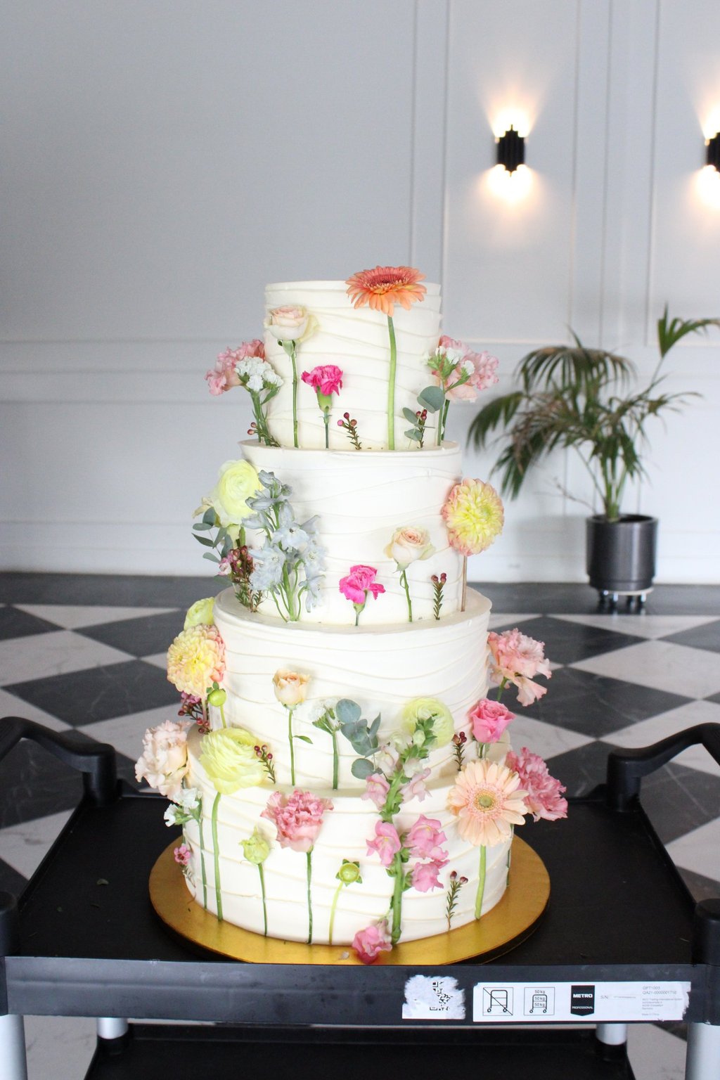 Tarta de boda moderna con flores naturales