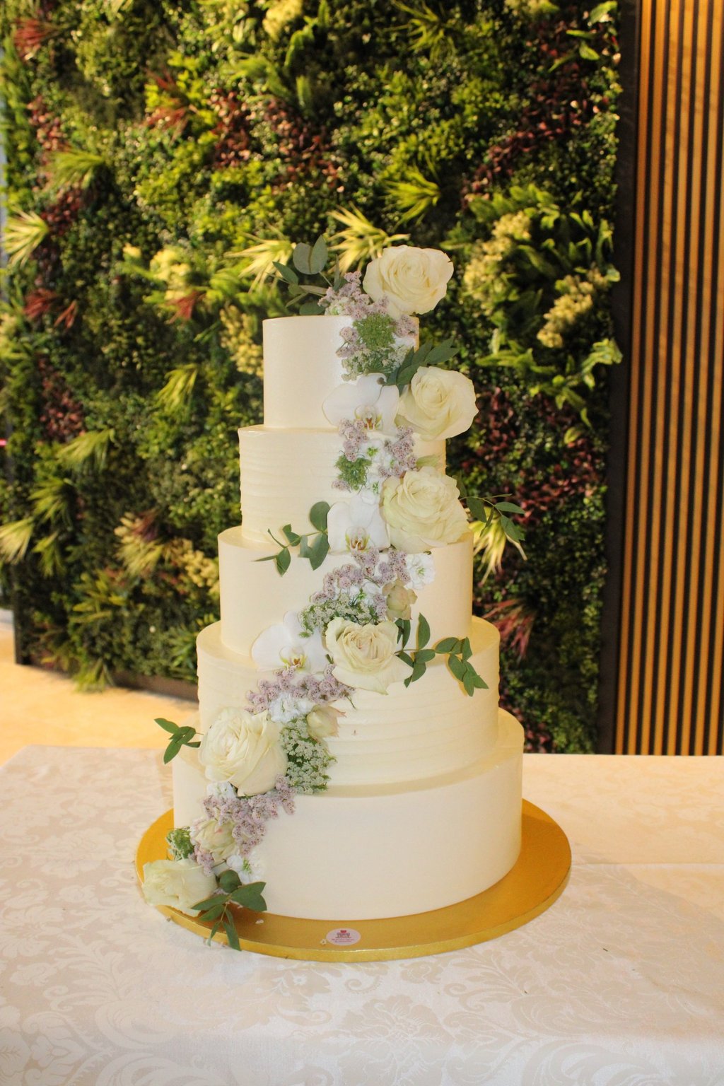 Tarta de boda personalizada de varios pisos con flores naturales, elaborada en Guadalajara