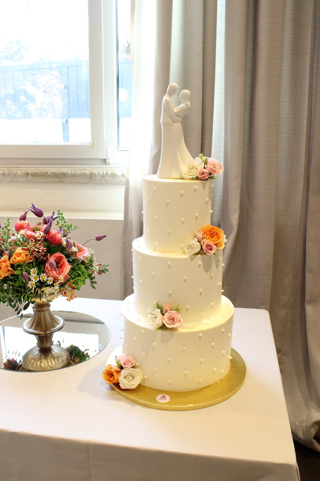 Tarta de boda clásica de varios pisos con flores naturales, diseño artesanal en Madrid
