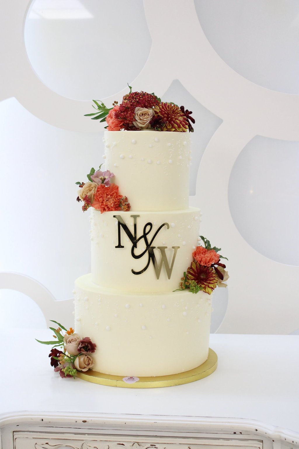 Tarta de boda personalizada de tres pisos con flores naturales, elaborada artesanalmente en Madrid