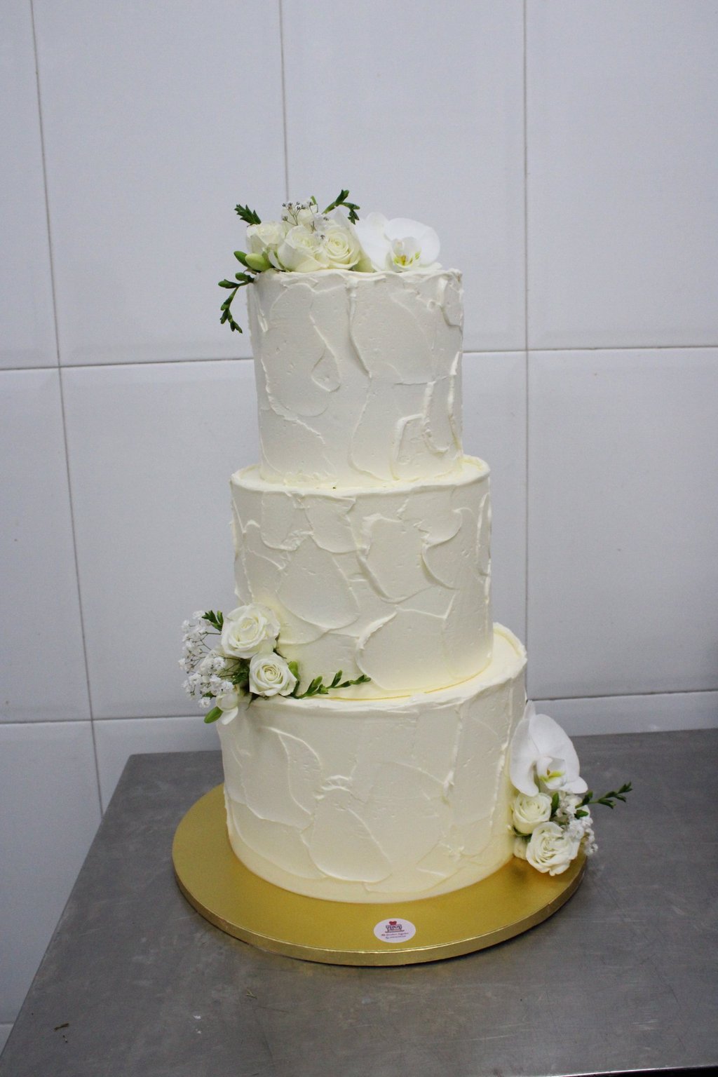 Tarta de boda minimalista de tres pisos con acabado artesanal, elaborada en Madrid