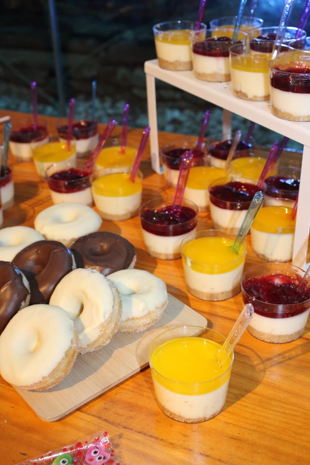 Vasitos de cheesecake artesanales para mesas dulces