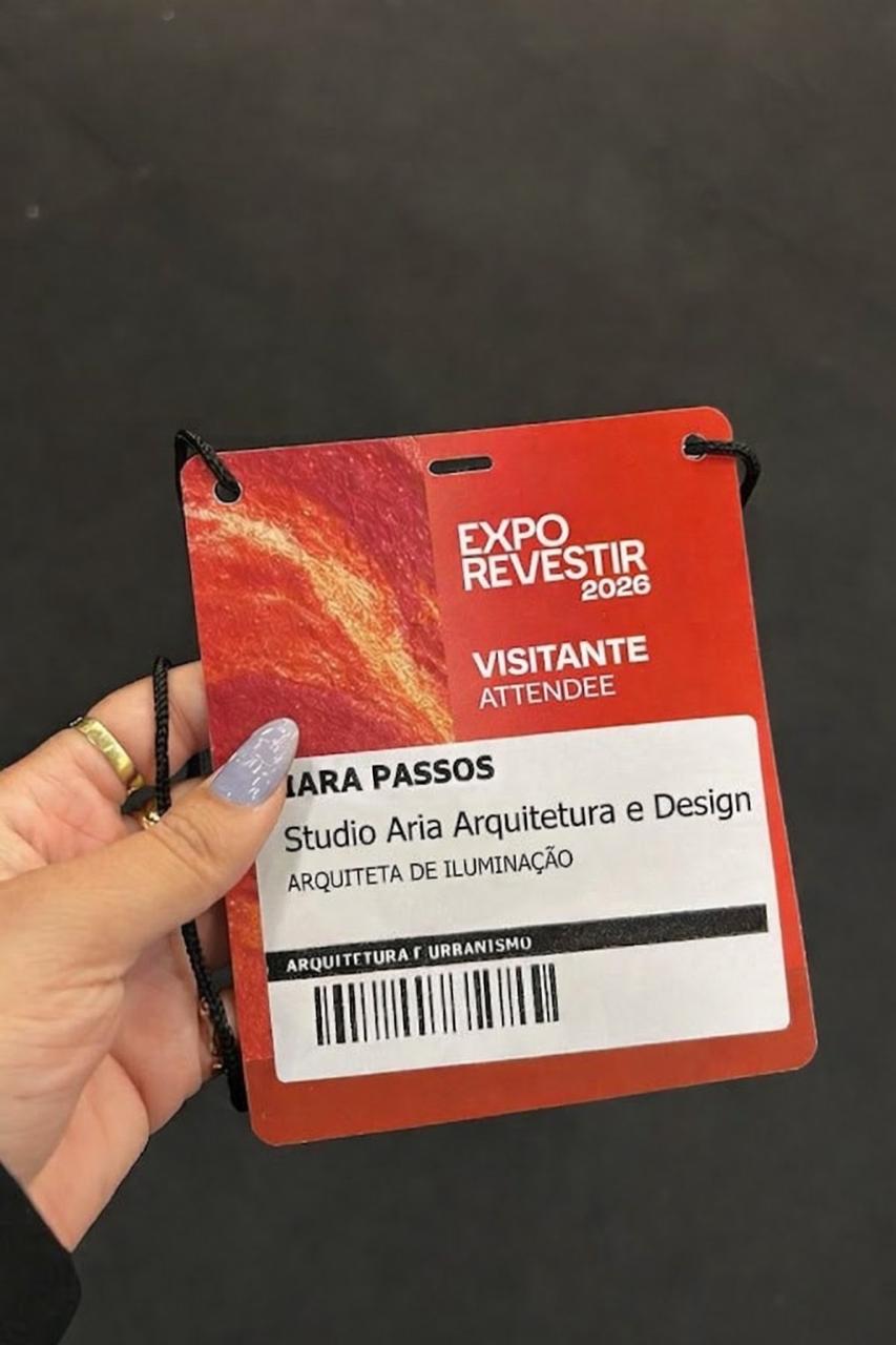 Lançamentos de iluminação residencial na Haus Decor Show 2025 com trilho magnético e perfil linear LED em exposição.