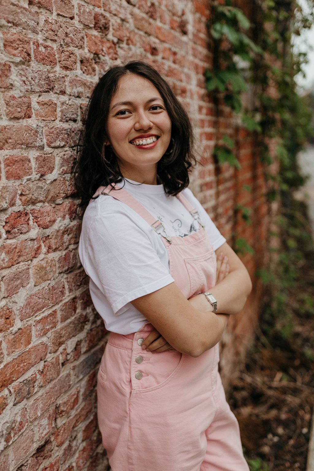 Lili Vanden Wijngaert tegen bakstenen muur