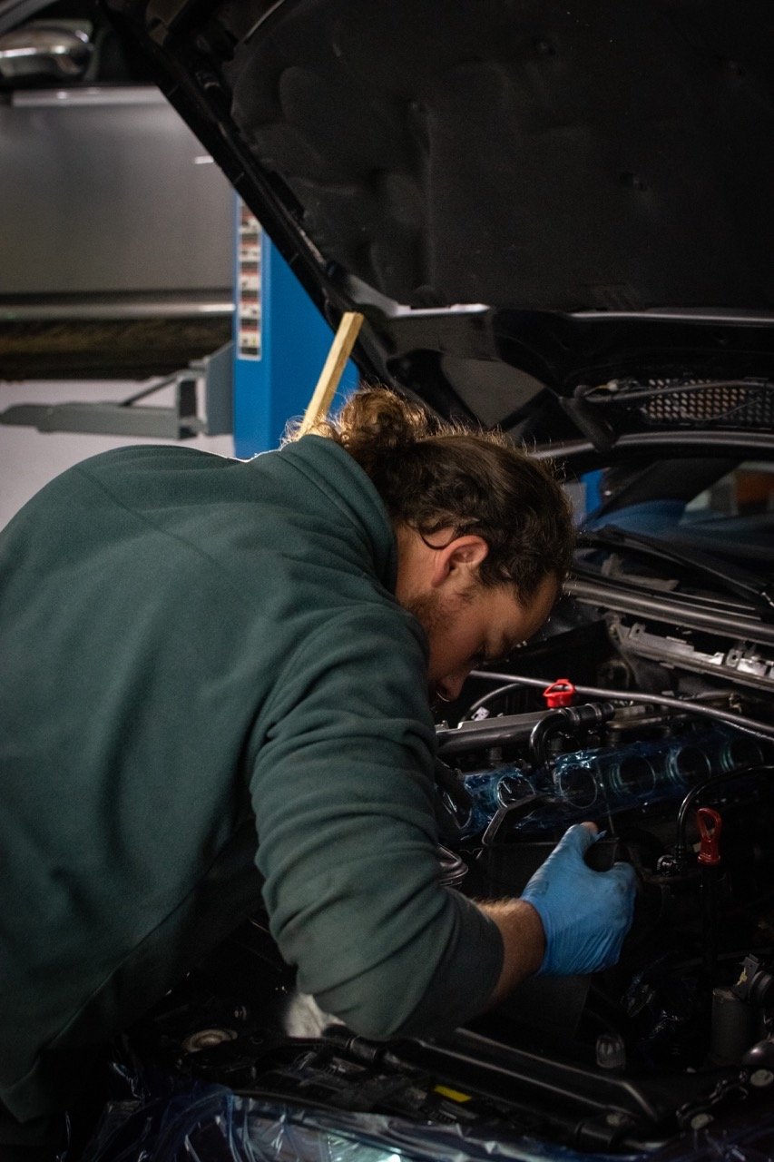 Mécanicien expert, Atelier CCB, Dijon : réparation précise de voiture de sport, service exceptionnel
