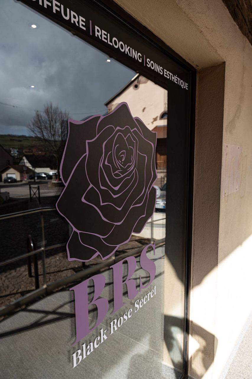 Une fenêtre avec le logo en forme de rose à l'extérieur.