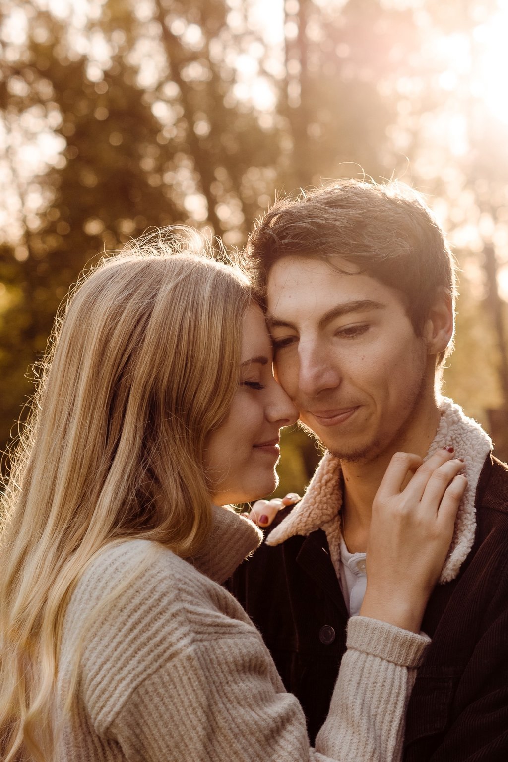 portrait rapproché de couple (homme et femme) lumière automnale douce et chaude