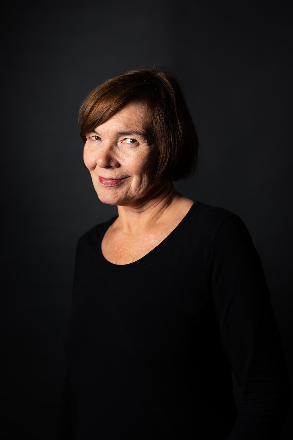 Elke, eine Frau vor einem Grauen Hintergrund, Portrait