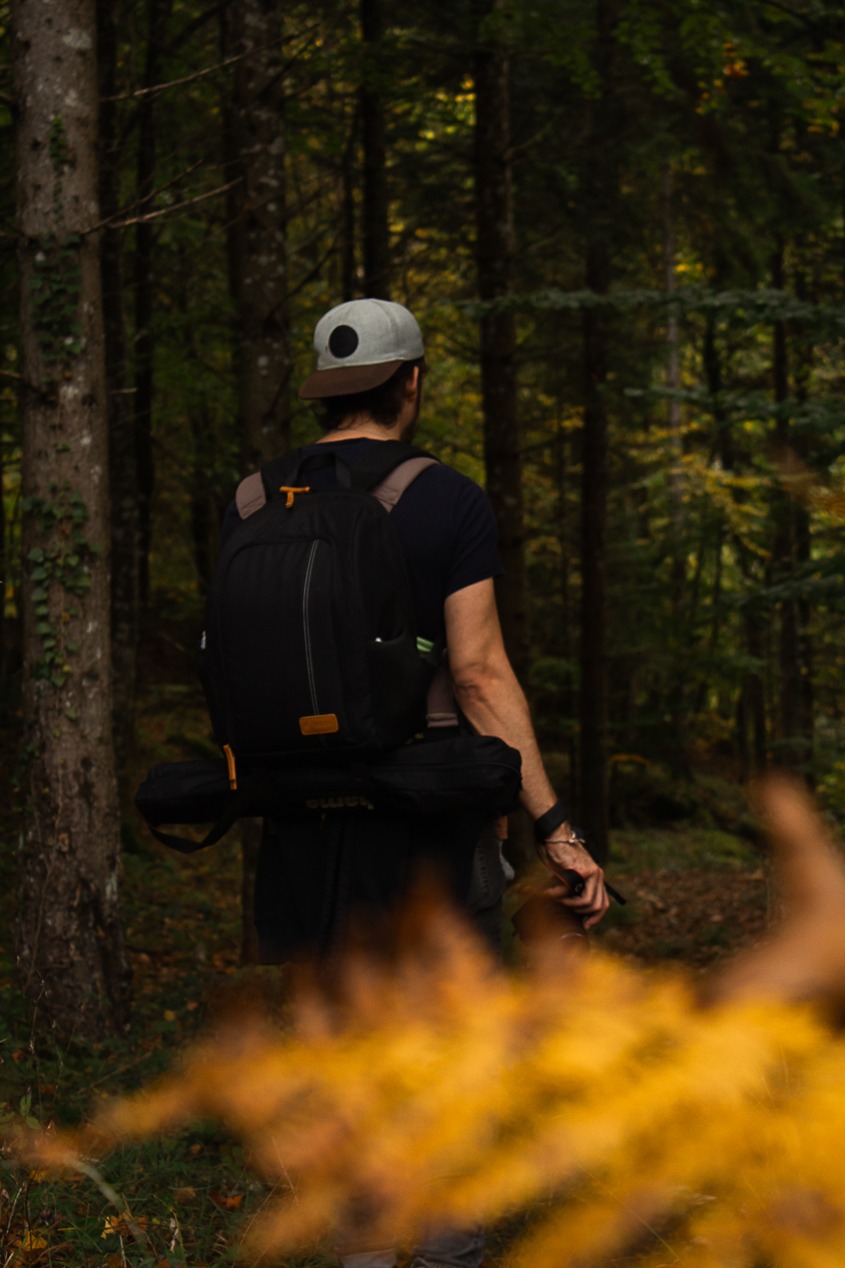 photo de l'artiste en pleine forêt