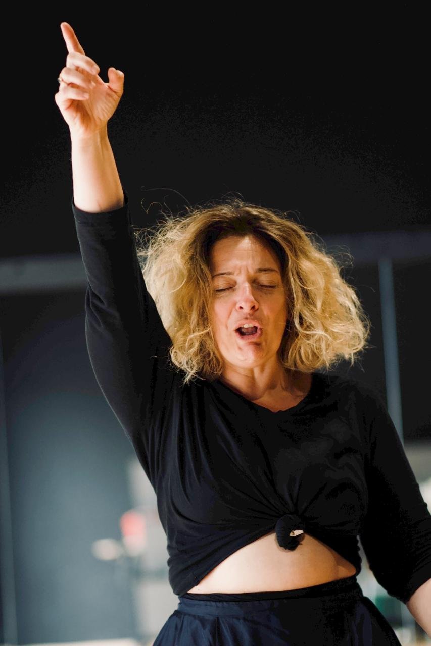 Spectacle - LES GESTES D'APRES - Coralie Emilion Languille - Crédit photo Honorine Productions - ARTEPHILE AVIGNON OFF 2026