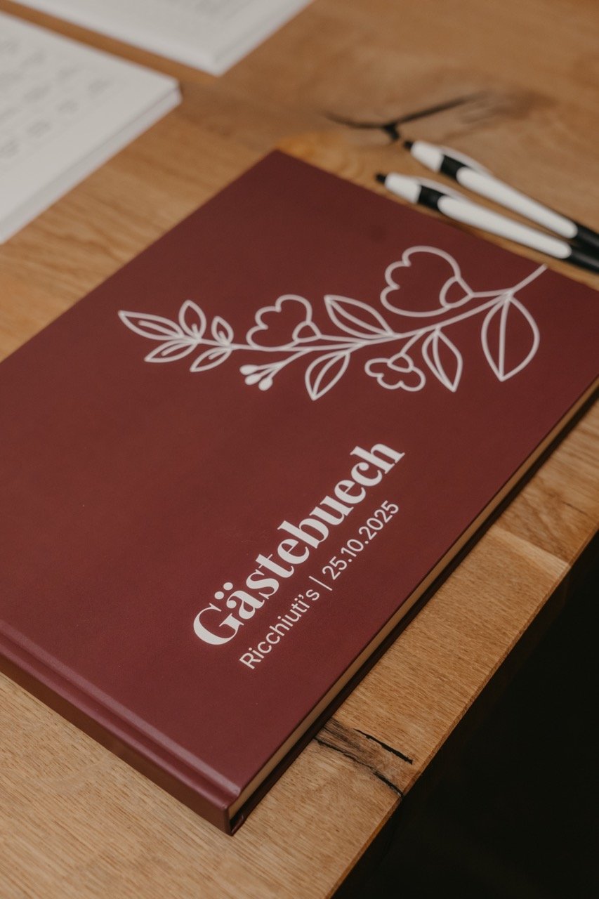 Minimalistisches Gästebuch Cover im Hochzeitsdesign.
