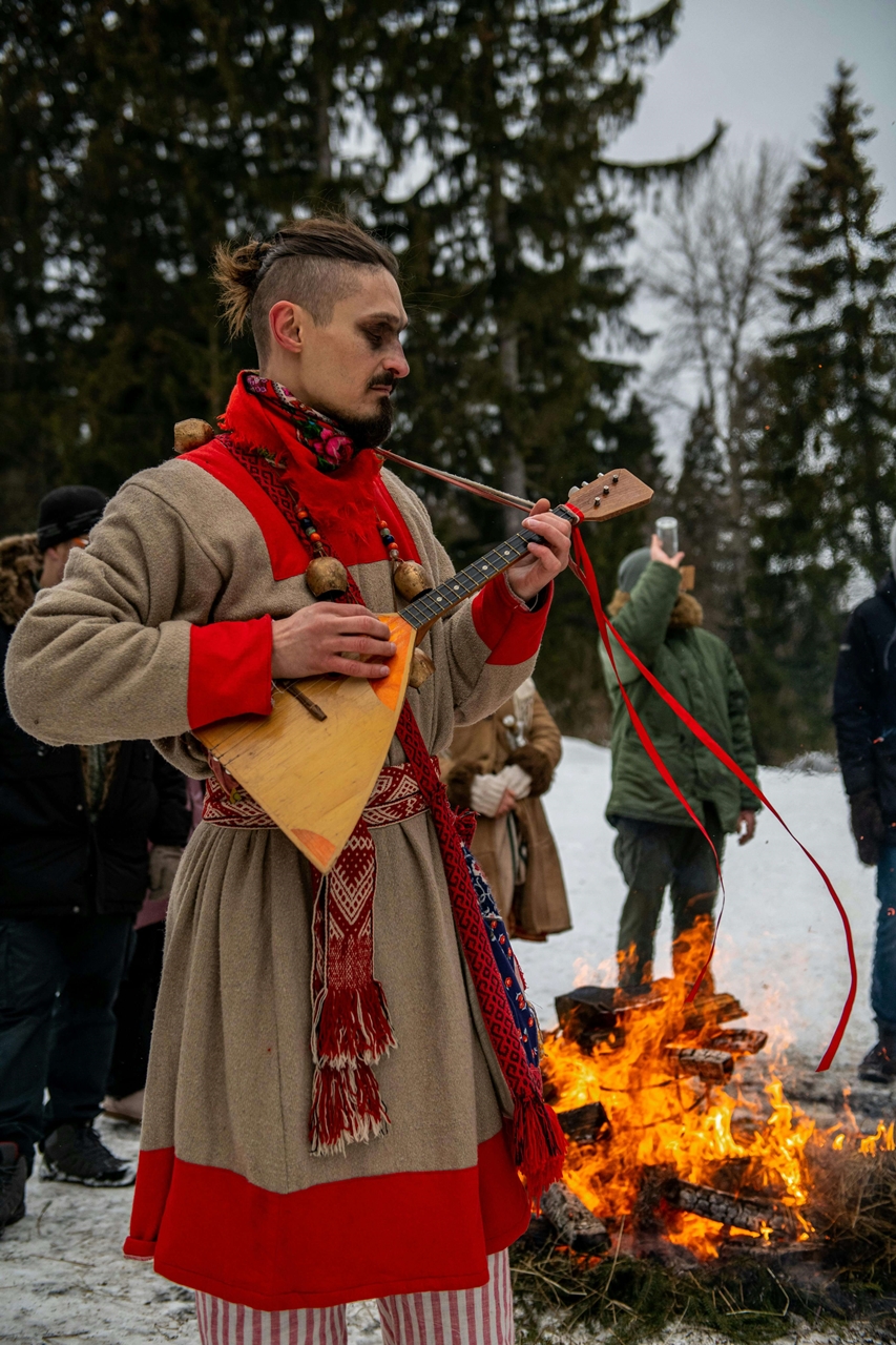 Slaven iz Rusije koji svira balalajku i nosi rusku narodnu nošnju na domjenku.