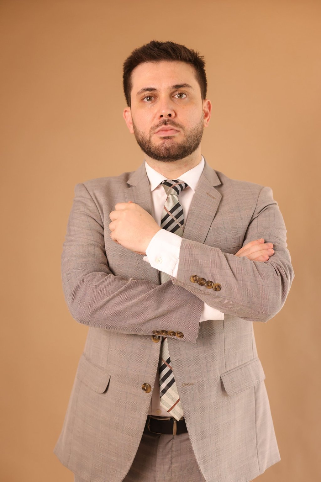 a man in a suit and tie with a tie