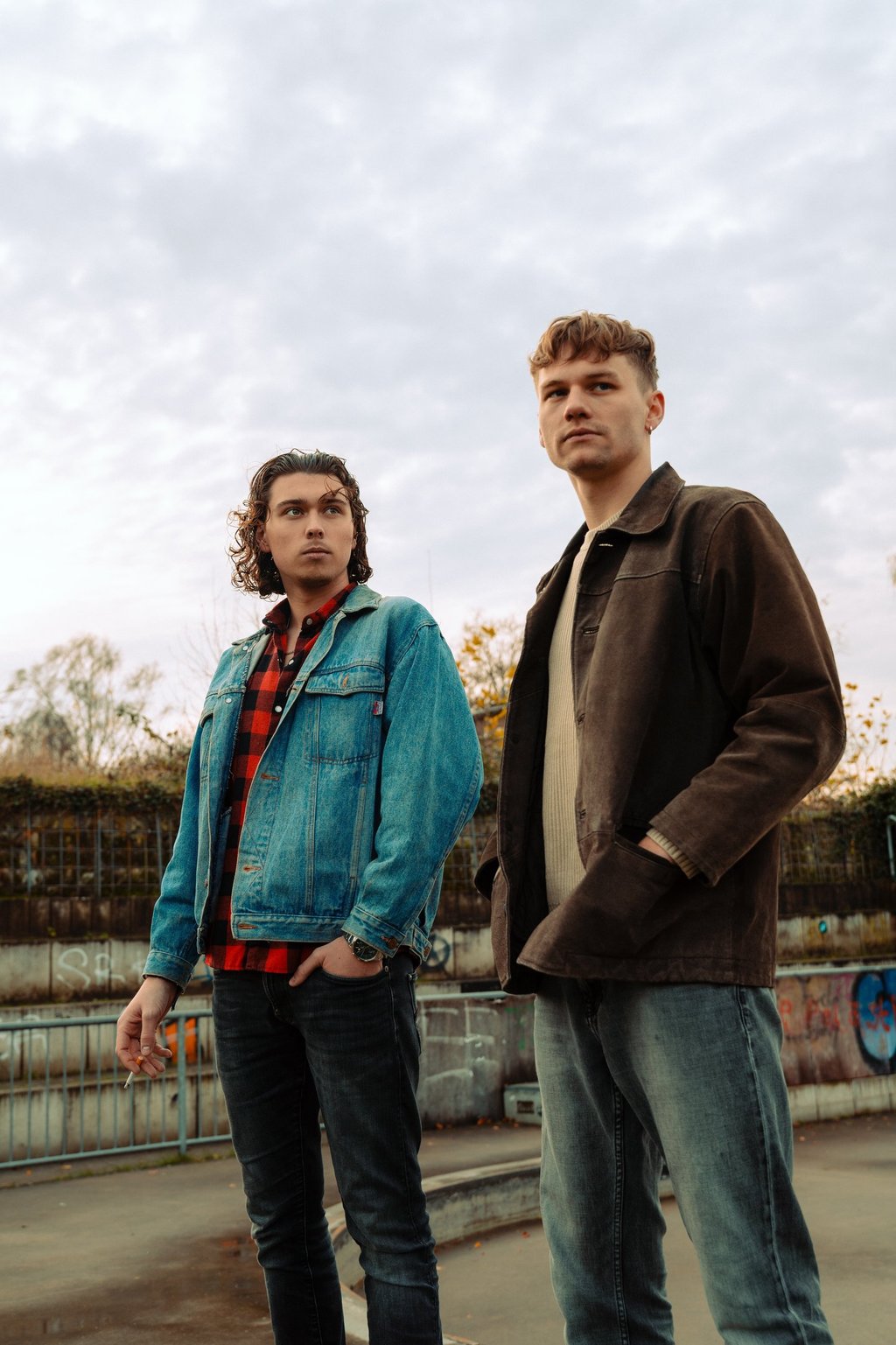 Musiker Porträt Rheine: Authentisches Duo-Shooting im urbanen Stil.