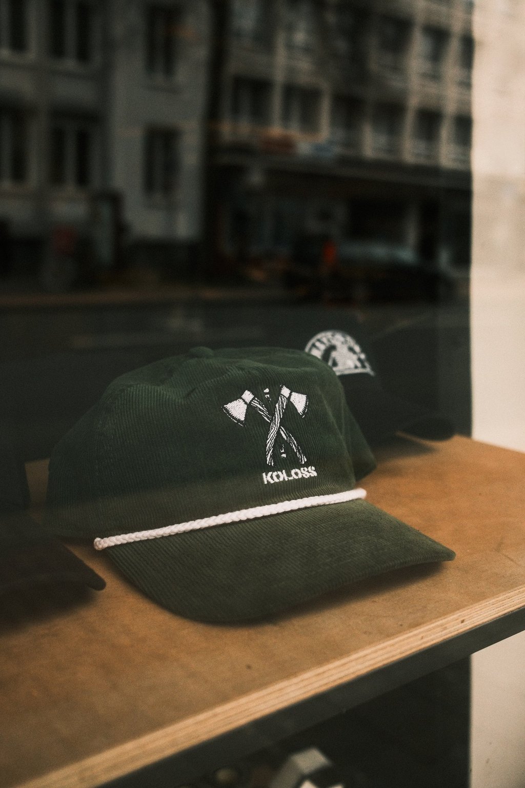 Brand Fotografie Rheine Detailaufnahme Auf Cap durch Fensterscheibe