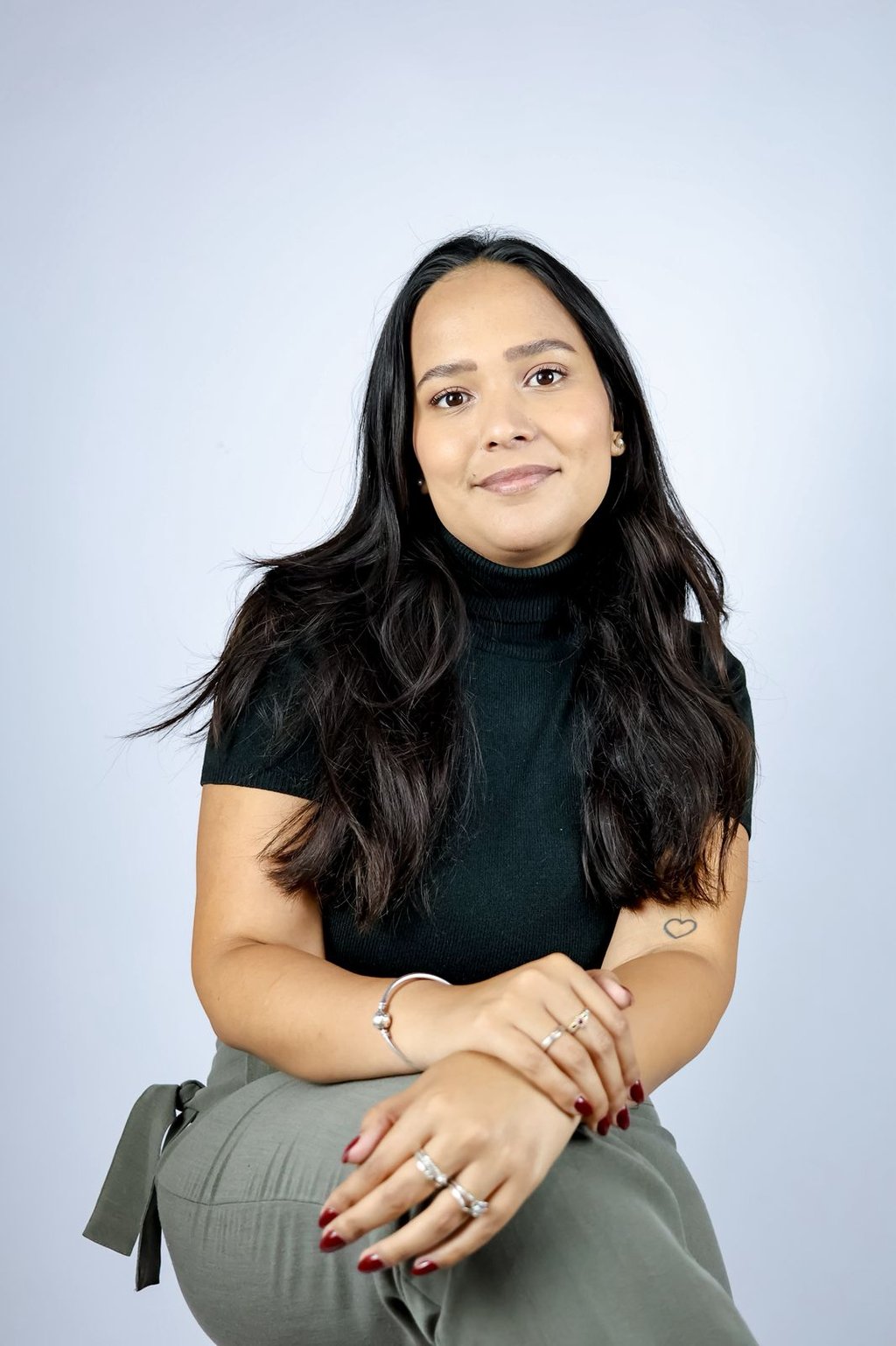 Mulher jovem com roupas sociais