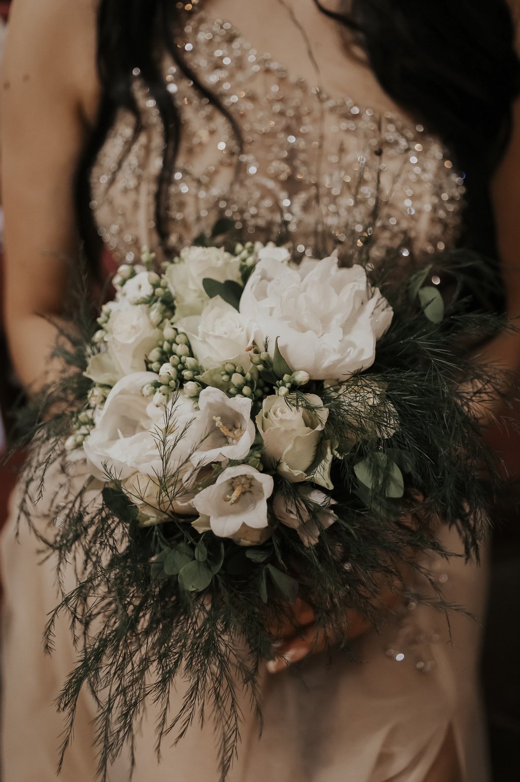 Floristo sukurta puokštė su sezoninėmis gėlėmis vestuvėms