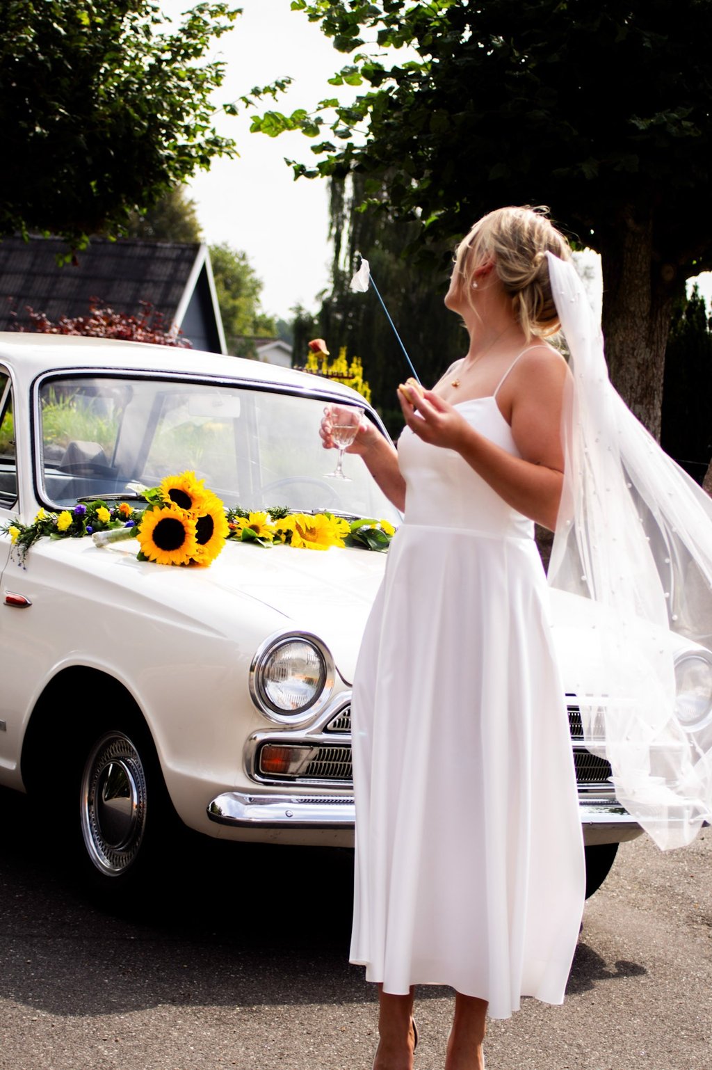 Uformel brudekjole i satin I simpel og moderne 