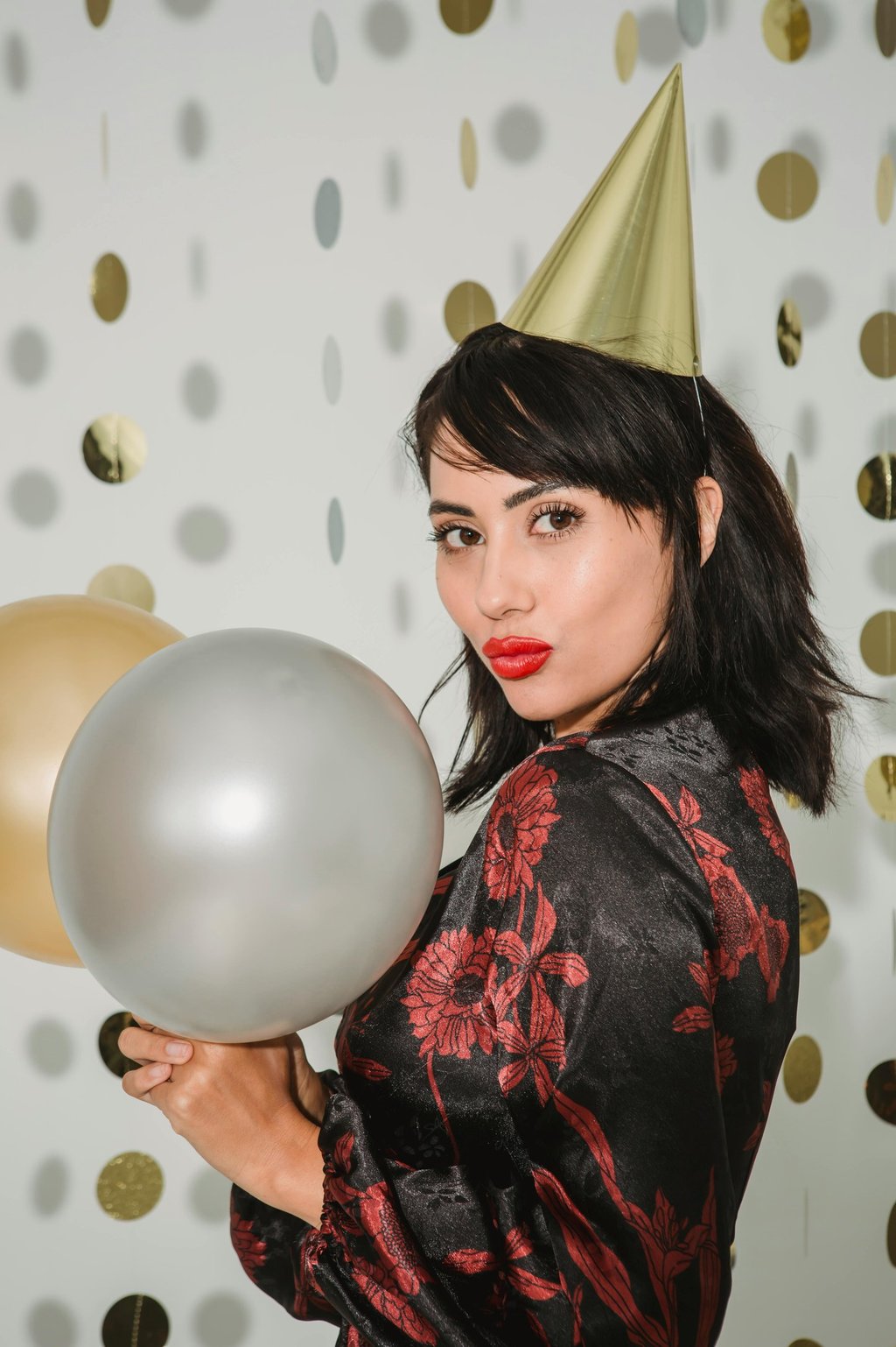 Mujer posando en una foto riendo