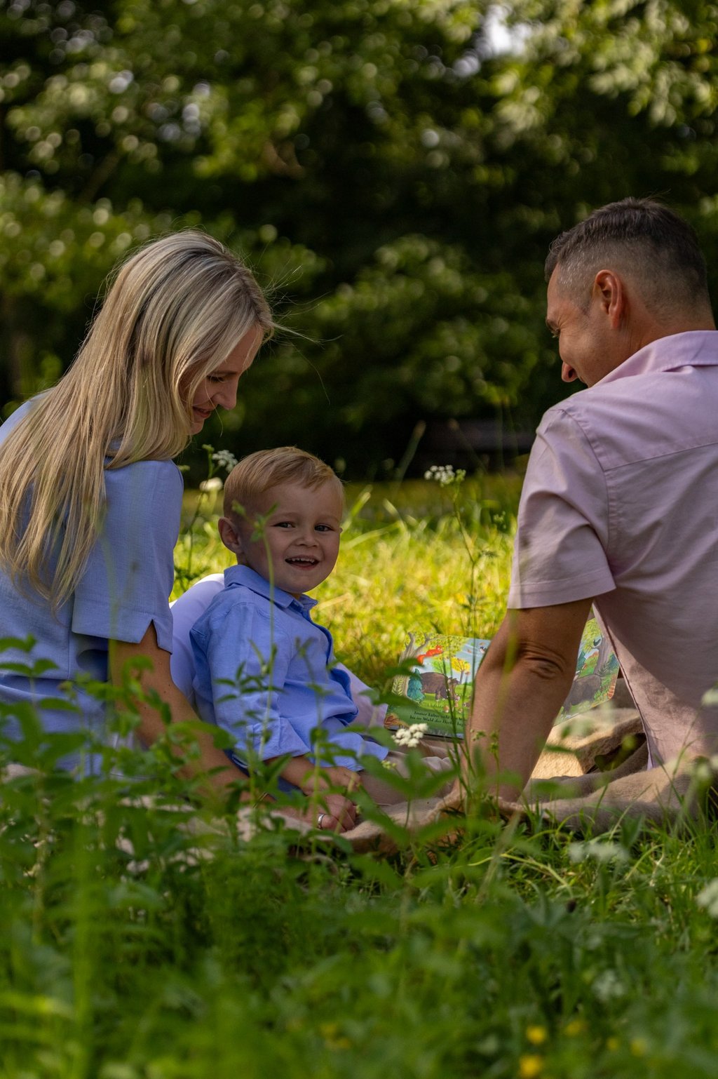 Eine Familie lacht herzlich bei einem natürlichen Familienshooting in der Region Coburg.