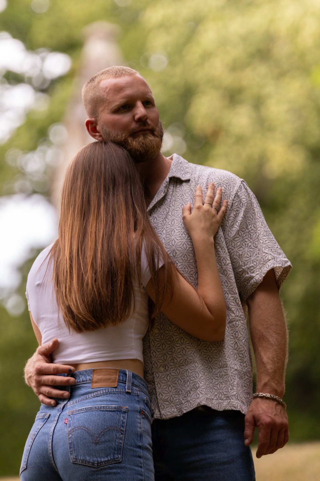 Paarshooting Coburg: Innige Umarmung voller Vertrauen und Nähe im Park der Rosenau.